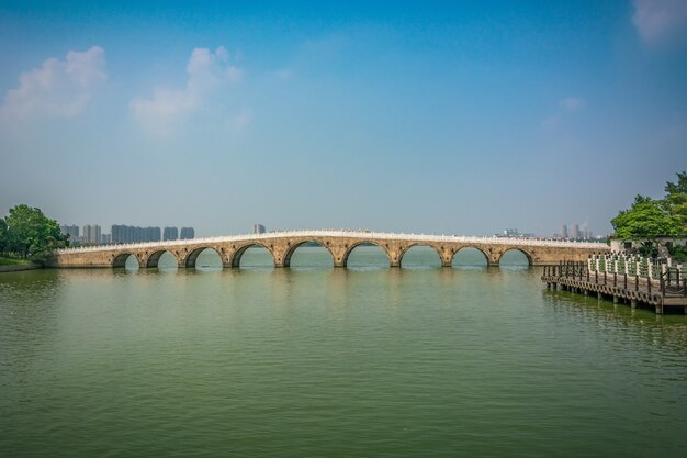 Puente viejo en el parque chino