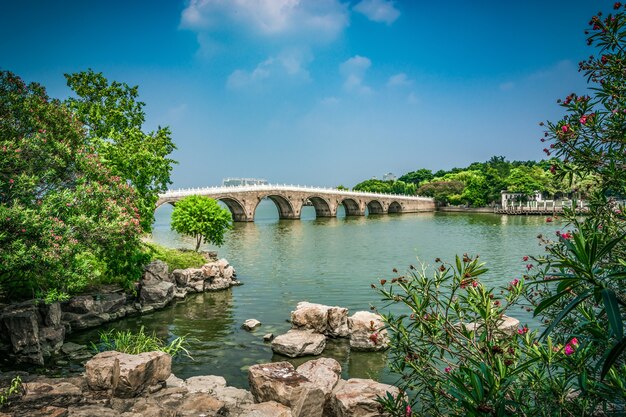 Puente viejo en el parque chino