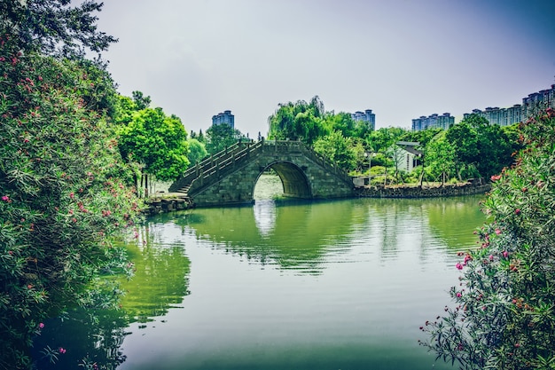 Puente viejo en el parque chino