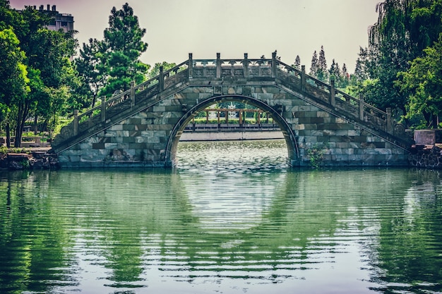 Puente viejo en el parque chino