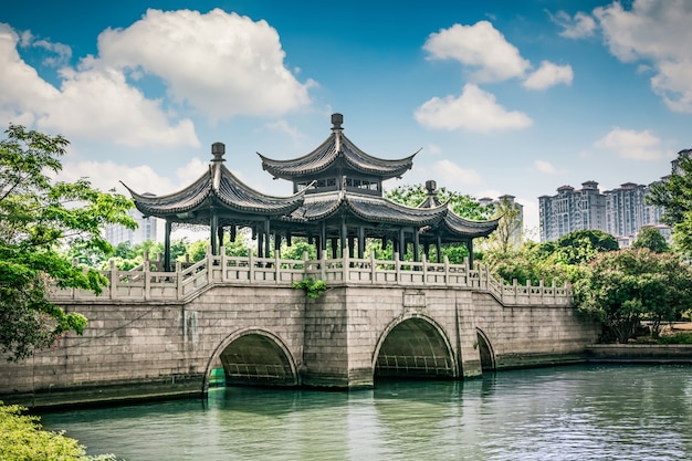 Foto gratuita puente viejo en el parque chino