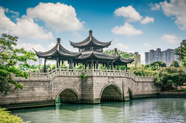 Puente viejo en el parque chino