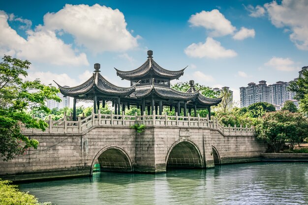 Puente viejo en el parque chino