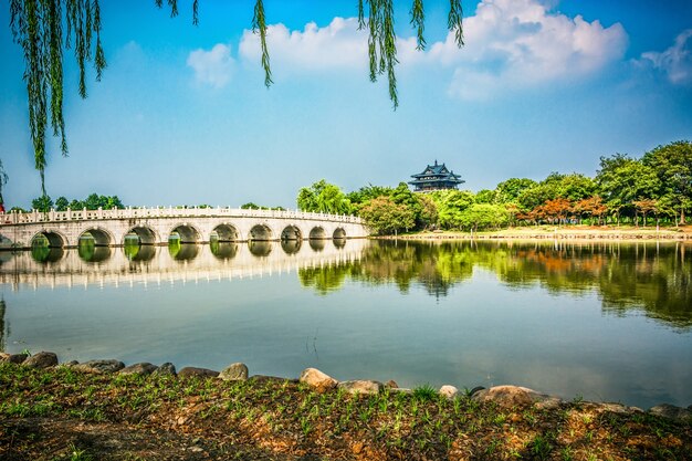 Puente viejo en el parque chino