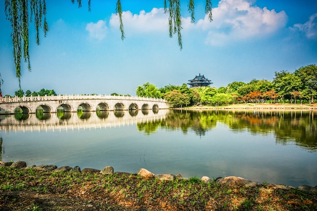 Puente viejo en el parque chino