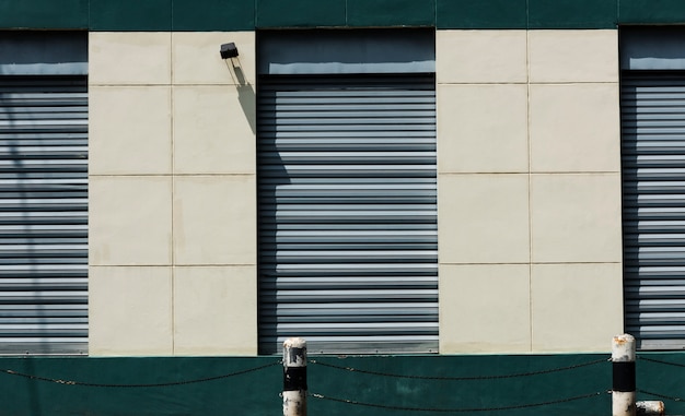 Puerta de acero en un almacén de almacenamiento