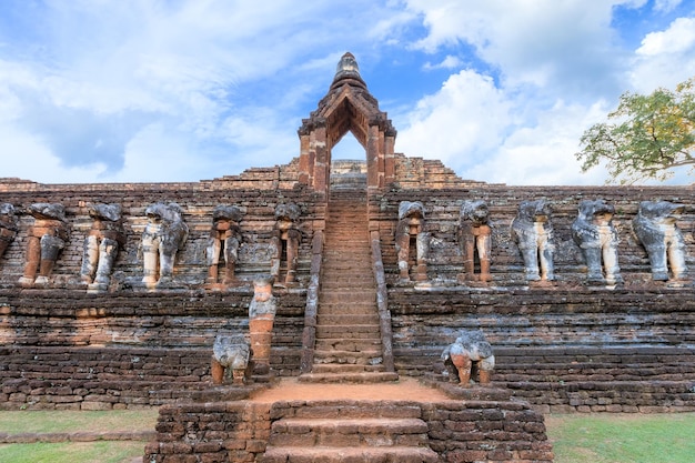 Puerta antigua en el templo de Wat Chang Rob en el parque histórico de Kamphaeng Phet, sitio del patrimonio mundial de la UNESCO