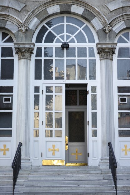 Puerta blanca de un edificio