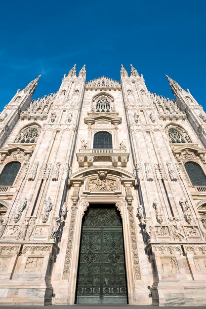 Puerta de la Catedral de Milán (Duomo di Milano), Italia. Dedicado a Santa Maria Nascente