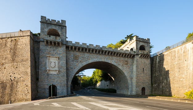 Foto gratuita puerta de la ciudad en la muralla de la fortaleza en pamplona