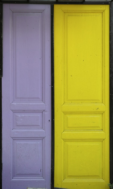 Puerta de color amarilla y morada