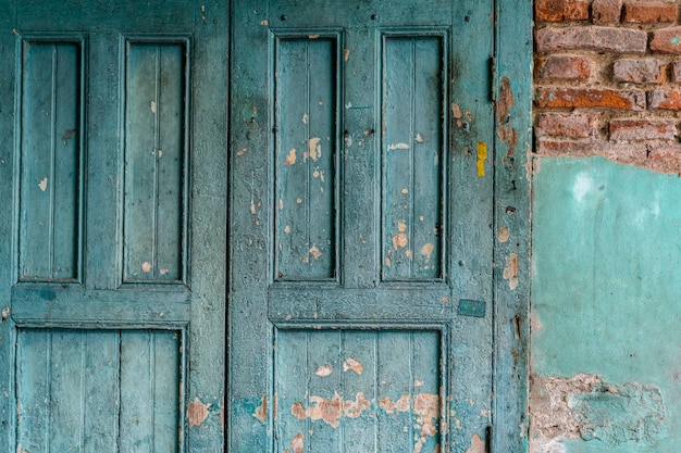 Puerta desgastada en un edificio antiguo