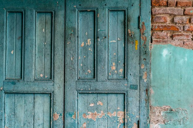 Puerta desgastada en un edificio antiguo