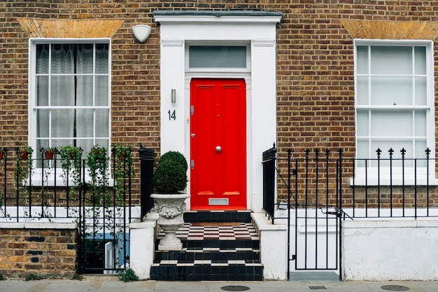 Puerta de entrada de color rojo de una casa de la ciudad