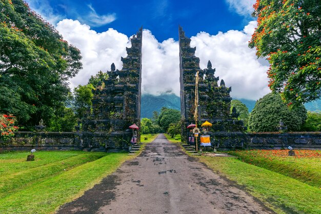 Puerta de entrada grande en Bali, Indonesia