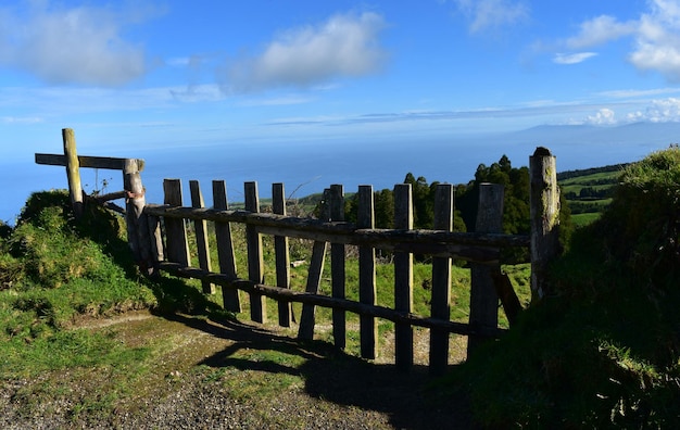 Puerta de madera en el borde de un campo en las Azores