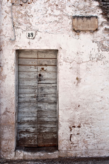 Puerta de madera deteriorada