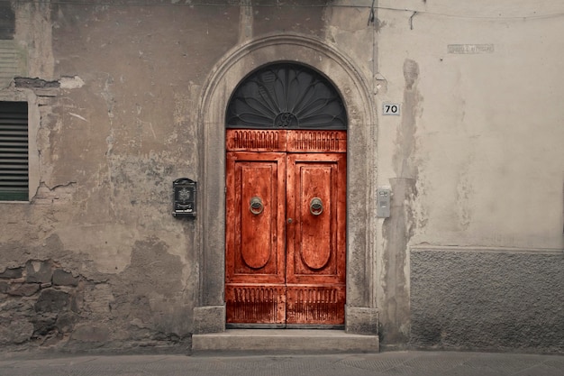 Puerta de madera en un edificio de época