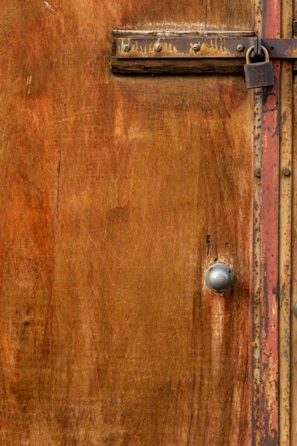 Puerta de madera envejecida con cerradura de metal oxidado