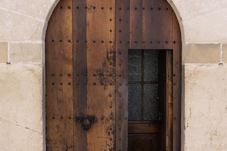 Foto gratuito puerta de madera grande