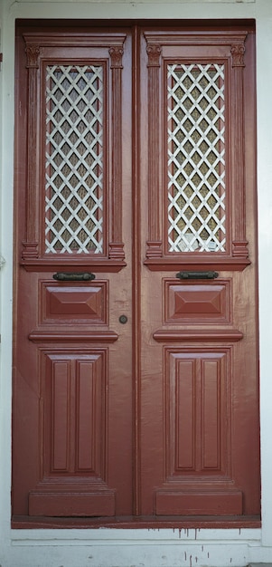 Puerta de madera marrón