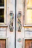 Foto gratuita puerta de madera con pomos oxidados
