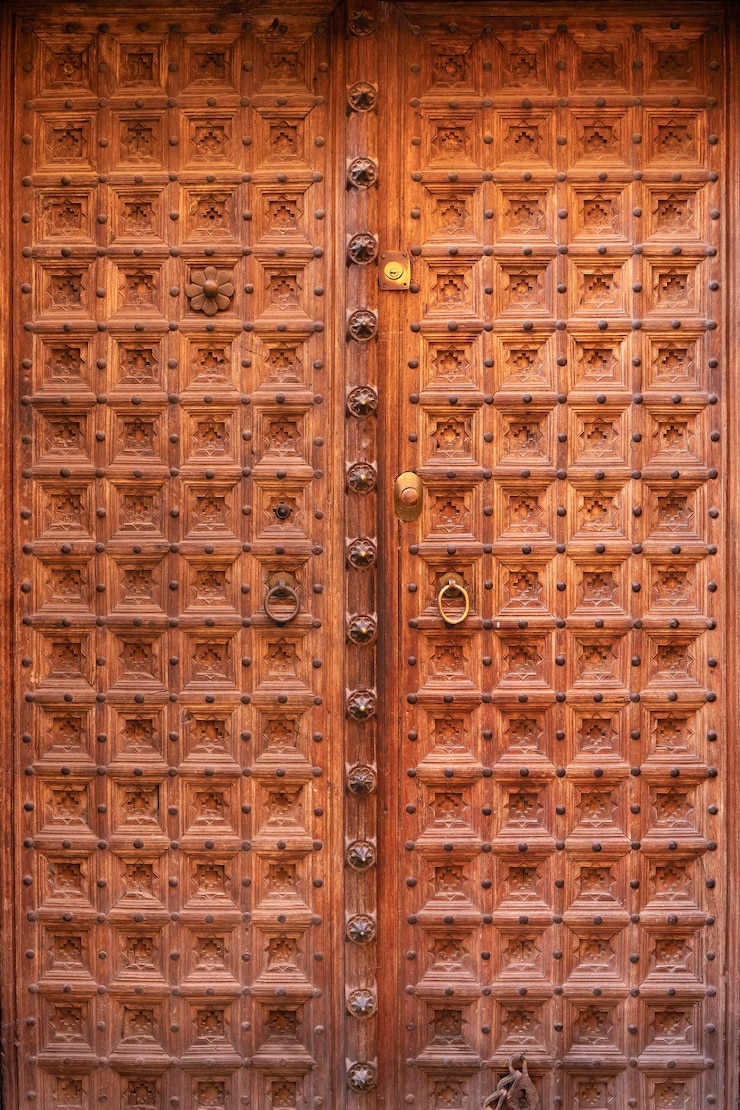 Foto gratuito puerta de madera típica en marrakexh