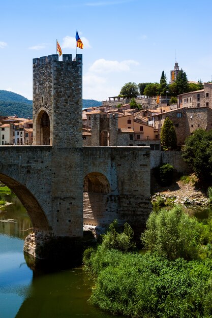 Puerta medieval en el casco antiguo