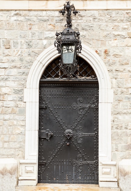 Foto gratuita puerta medieval del castillo de peles en rumania