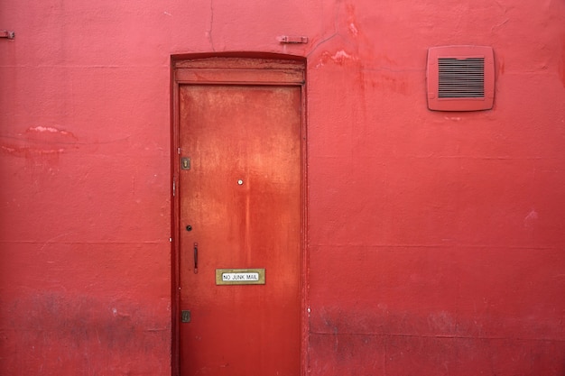 Puerta metálica roja cerrada