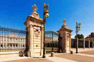 Foto gratuita puerta del palacio real. madrid
