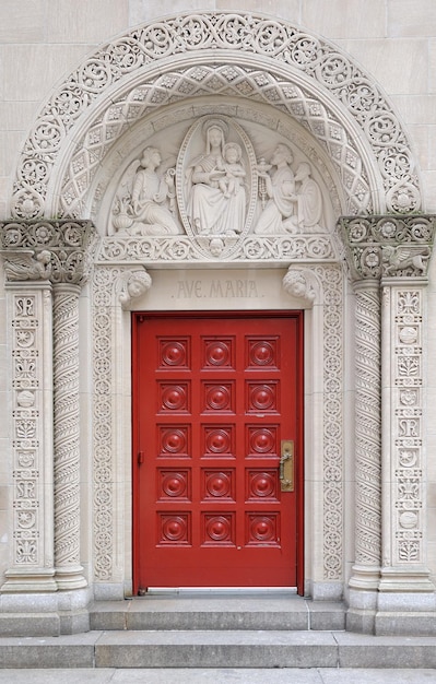 Foto gratuita puerta de piedra de arco con hermoso patrón