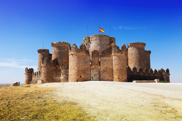 Puerta principal en el castillo mudéjar gótico