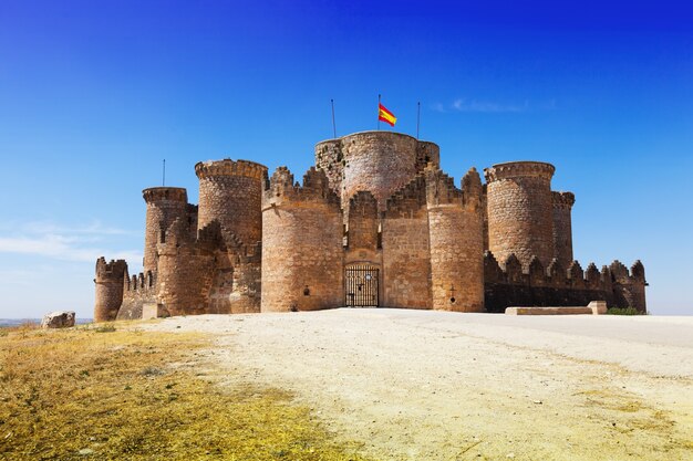 Puerta principal en el castillo mudéjar gótico