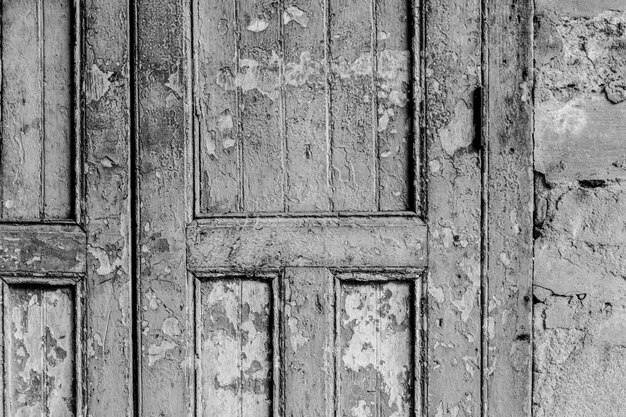 Puerta resistida en un edificio antiguo