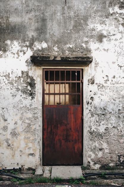 Foto gratuita puerta rústica y exterior de una casa en penang
