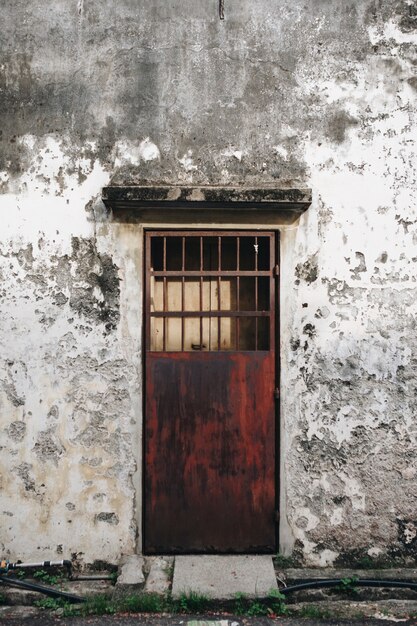 Puerta rústica y exterior de una casa en Penang