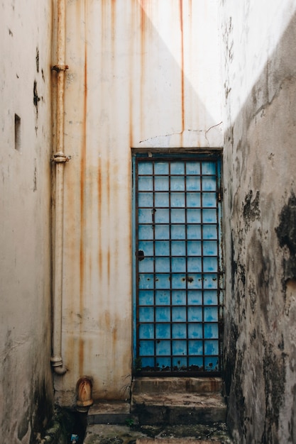 Puerta rústica y exterior de una casa en Penang