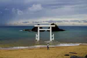 Foto gratuita puerta del templo de pie en el mar