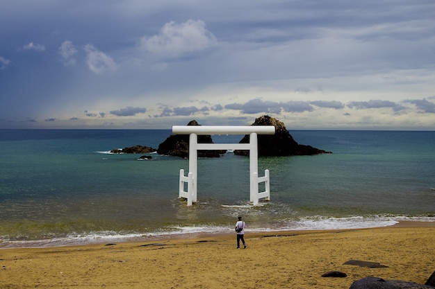 Puerta del templo de pie en el mar