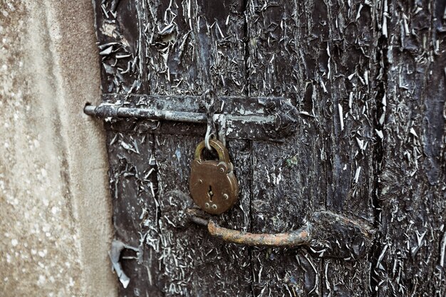 Puerta vieja con las peladuras de pintura y cerradura