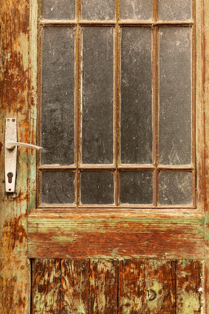 Puerta vintage envejecida con madera desgastada y vidrio