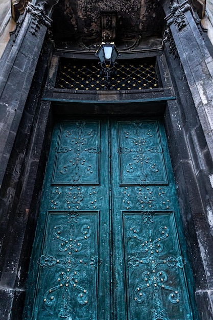 Puertas antiguas en las puertas viejas de la turquesa de la catedral