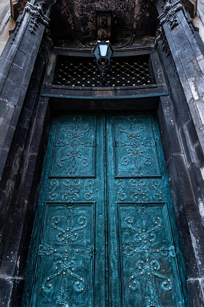 Puertas antiguas en las puertas viejas de la turquesa de la catedral