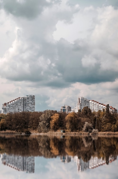 Foto gratuita puertas de la ciudad en un día nublado.