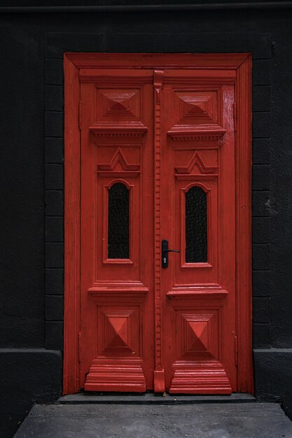 Puertas de entrada clásicas para casas y mansiones como decoración de la entrada