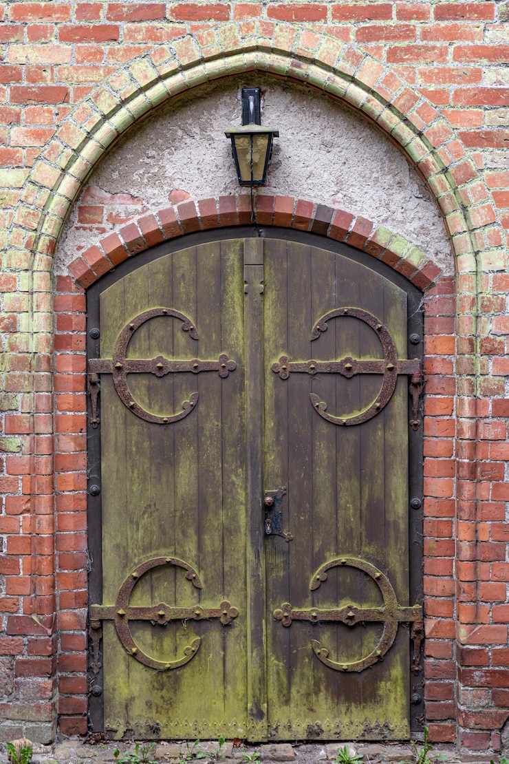 Foto gratuito puertas de madera de época bisagras forjadas oxidadas arco de entrada gótico