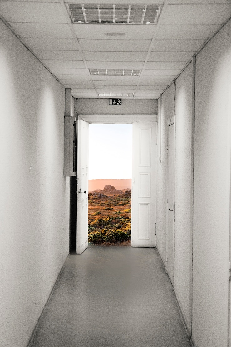 Foto gratuito puertas que se abren a una hermosa vista natural.