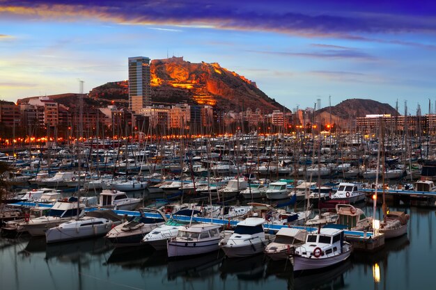 Puerto de Alicante en el amanecer. España