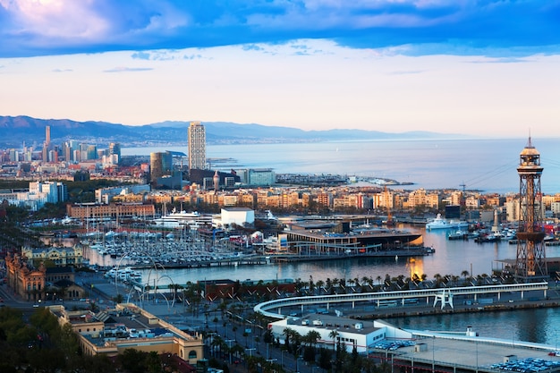 Foto gratuita puerto de barcelona en la tarde soleada